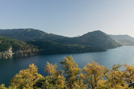 Breathtaking view of a lake surrounded by mountains and trees in San Martín de los Andes, Argentina.