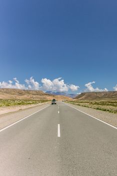阿根廷蓝天下的开阔道路风景优美，非常适合激发旅行灵感