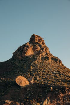 在阿根廷托马西清澈的蓝天下，苏斯克的岩层令人惊叹