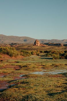阿根廷托马西苏斯克拥有宁静的风景、郁郁葱葱的绿色植物和遥远的岩石地层