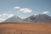 在清澈的蓝天下，智利安第斯山脉白雪皑皑，景色壮丽