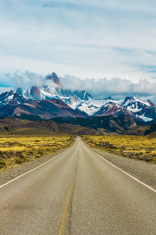 asfalt, dağlar, dikey atış içeren Ücretsiz stok fotoğraf