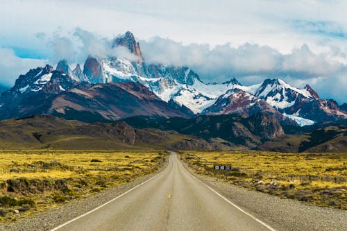asfalt, dağlar, karayolu içeren Ücretsiz stok fotoğraf