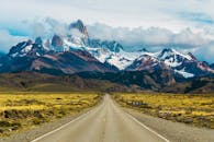 通往阿根廷埃尔查尔滕菲茨罗伊山的道路风景优美