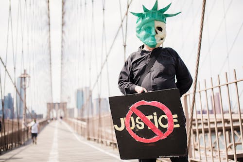 Demonstrant In Einem Kostüm Mit Einem Schild