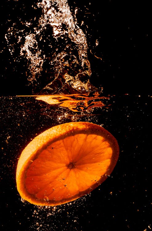 Нарезанный апельсин, погруженный в воду