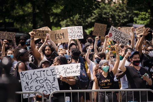 Folla Di Manifestanti Che Tengono I Segni