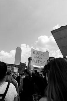 这张黑白照片捕捉了达拉斯“黑人的命也是命”抗议活动的场景，画面中有标语和人群
