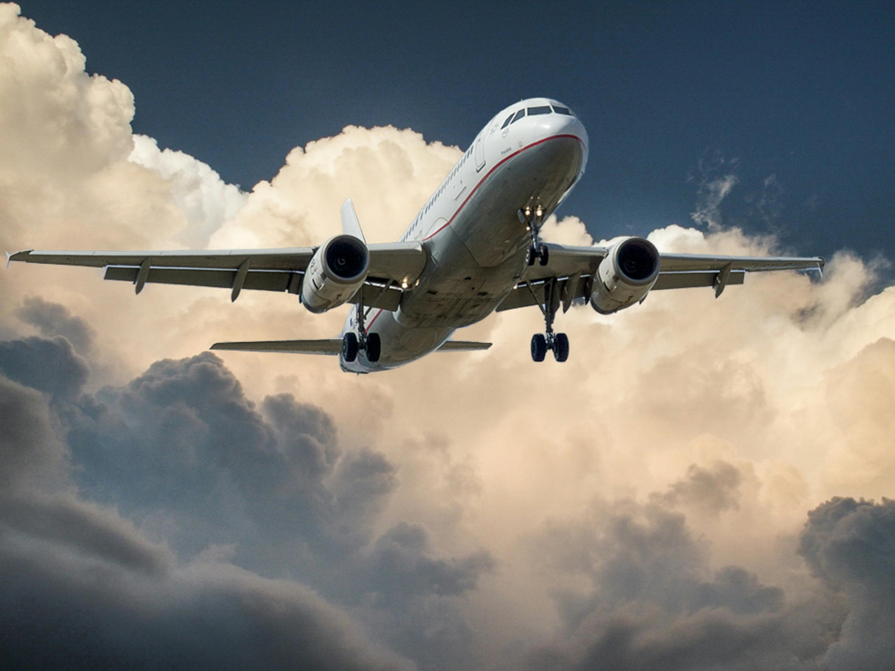 Airplane flying over the clouds | Photo: Pexels