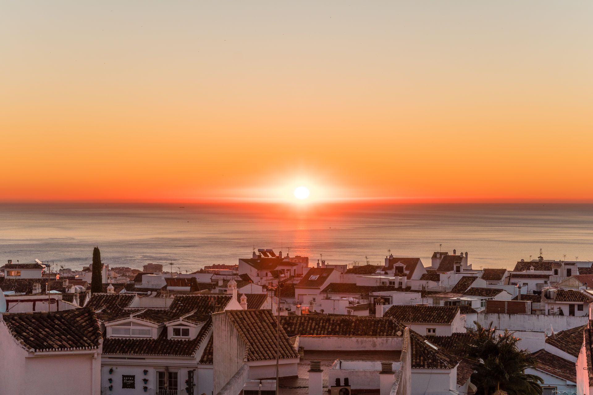 Città costiera sul mare al tramonto