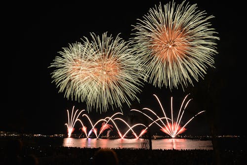 Fogos De Artifício Amarelos, Laranja E Vermelhos Durante A Noite