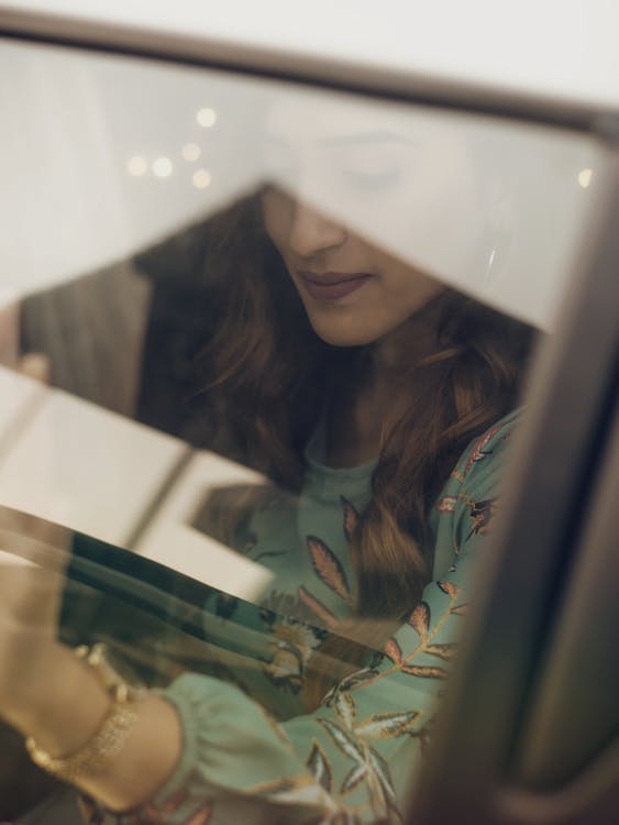 Foto profissional grátis de carro, copo, mulher