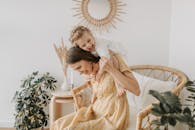 母女在家中亲密相处，幸福地展现爱与团结