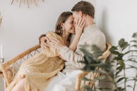 一对恩爱的情侣在舒适的室内环境中并肩而坐，共享温柔时光