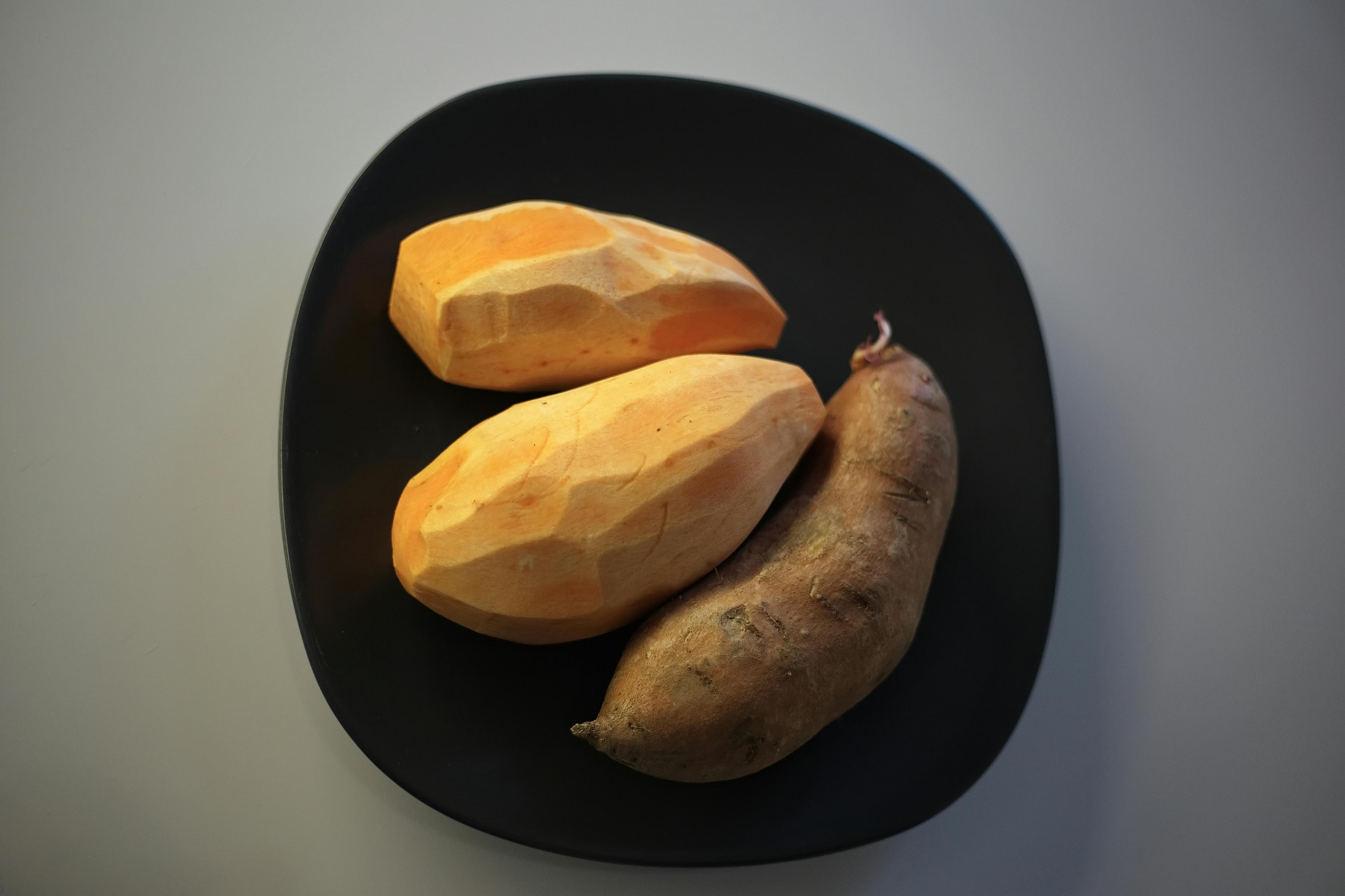 Sweet potatoes on black plate | Photo: Pexels