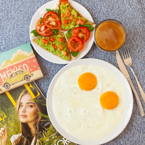 Kostenloses Stock Foto zu aufsicht, avocado toast, eier