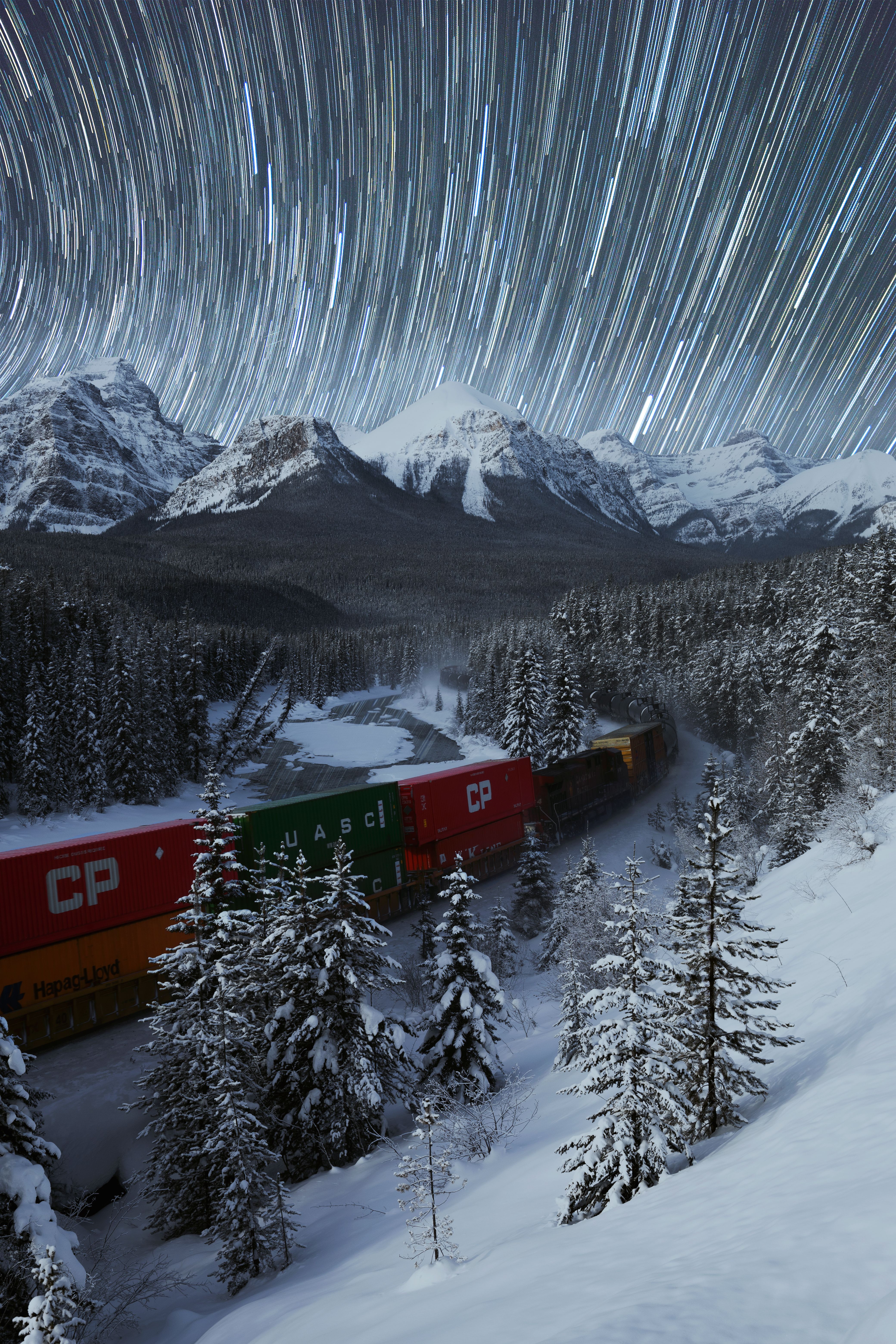 在雄伟的星空下，开启一段穿越雪山的令人惊叹的火车之旅