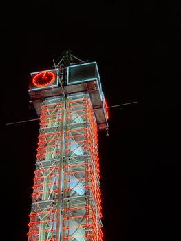 奥斯陆的夜间天际线上，霓虹灯明亮的钟楼充满活力