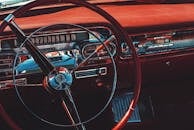 特写展示复古敞篷汽车的方向盘和仪表板，突显经典设计