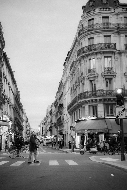 En Rue Personne Qui Marche Dans La Rue · Photo gratuite