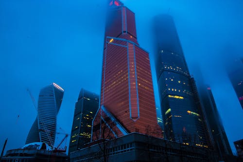 Gratis Fotografi Sudut Rendah Pada Bangunan Bertingkat Tinggi Yang Ditutupi Kabut Foto Stok