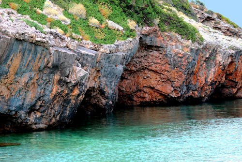 Vue De La Marée Basse Près De La Falaise