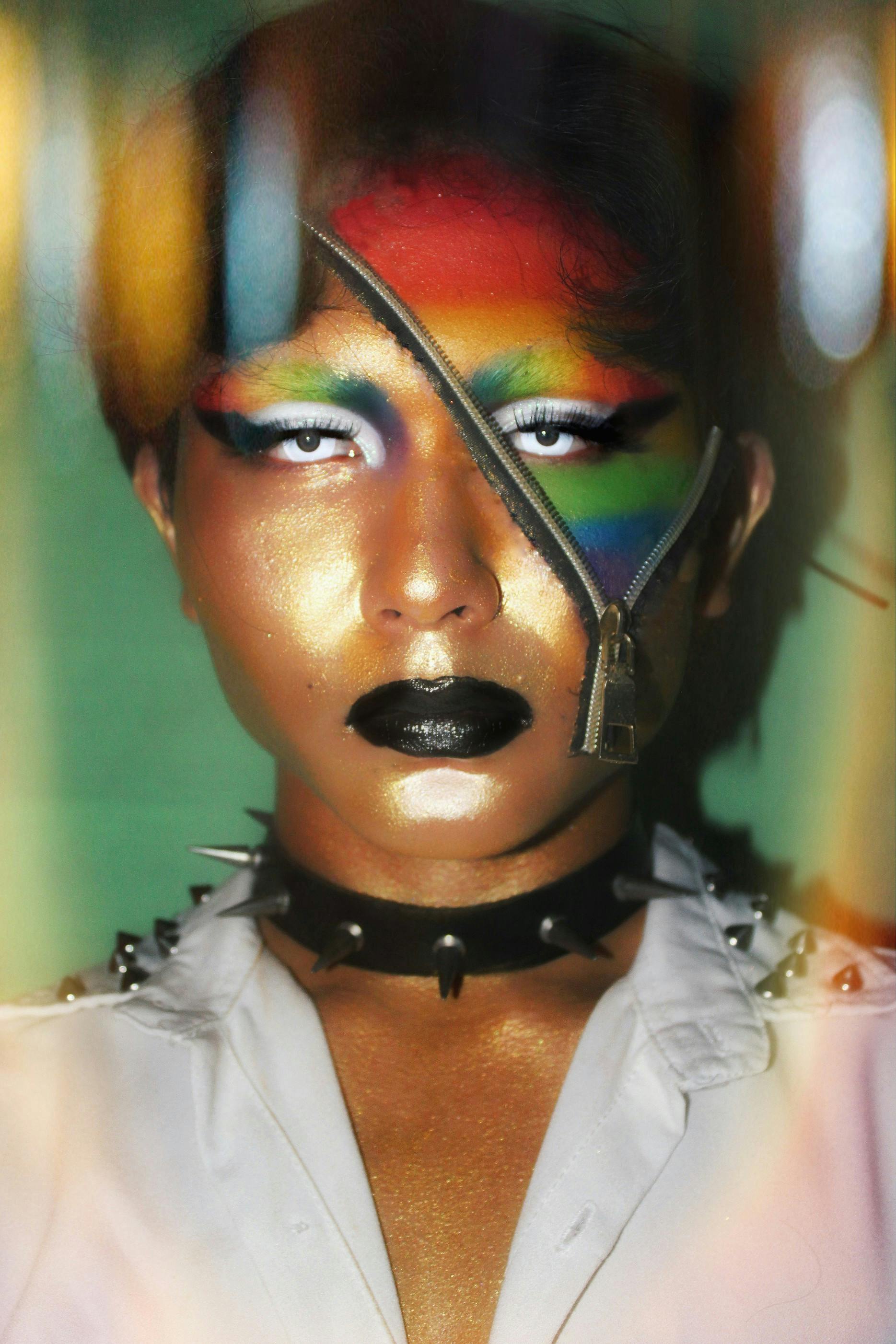 Kostenlos Frau, Die Zubehör Buntes Make Up Trägt Stock-Foto