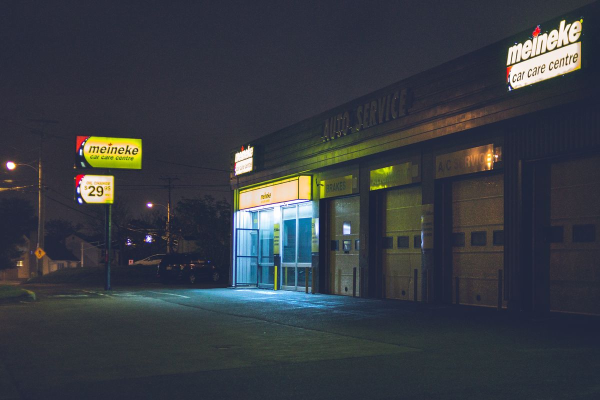 Centre d'entretien automobile éclairé en fin de journée