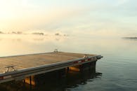 清晨的湖泊宁静平和，薄雾弥漫，日出时分的码头非常适合宁静的静修