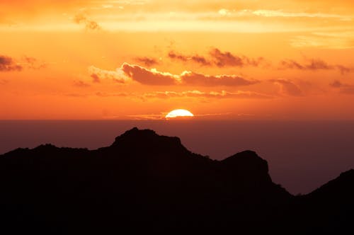 無料 日没の下の山のシルエット 写真素材