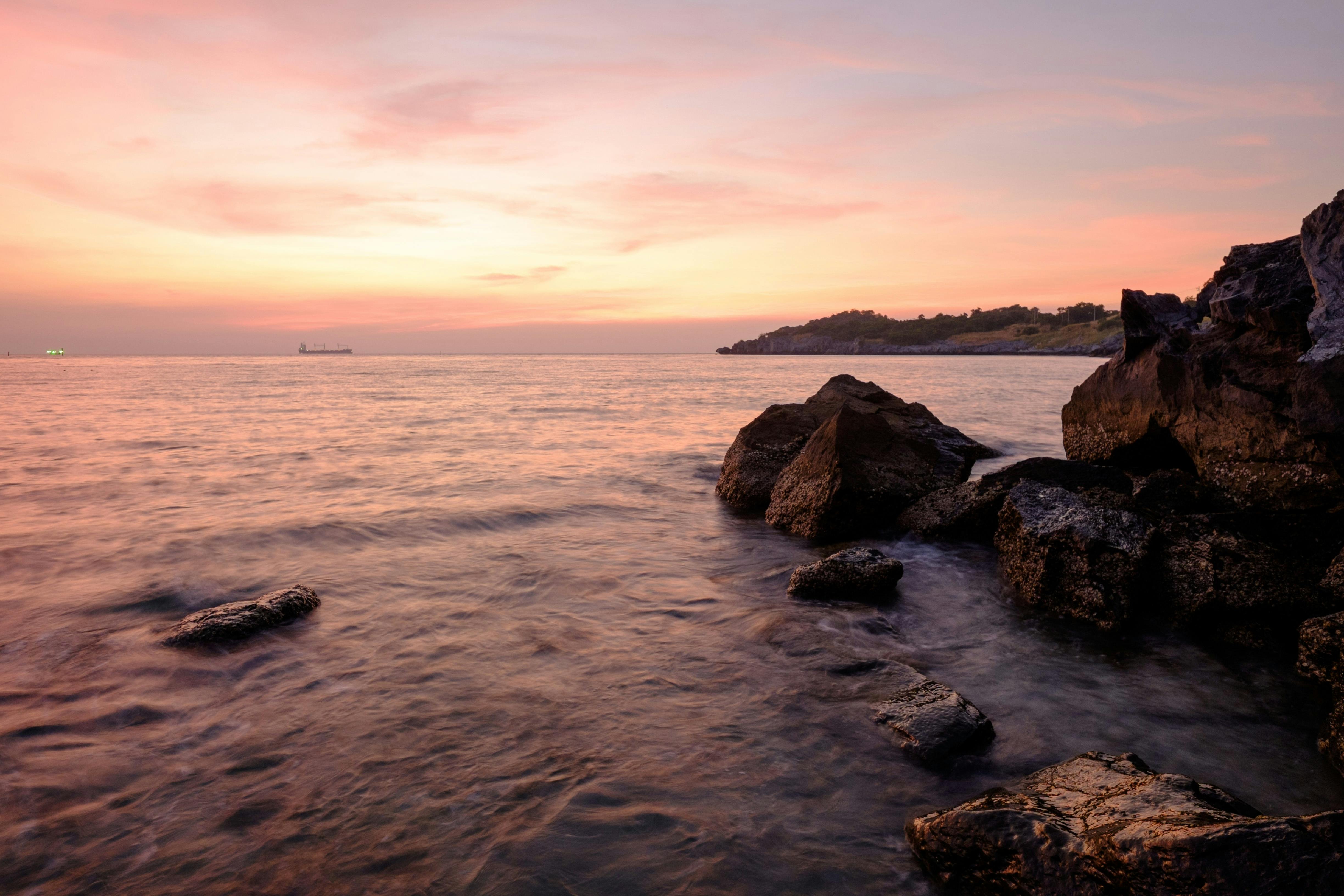 water-crashing-against-rocks-free-stock-photo