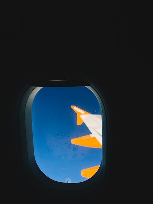 Free Бесплатное стоковое фото с вертикальный выстрел, голубое небо, крыло самолета Stock Photo