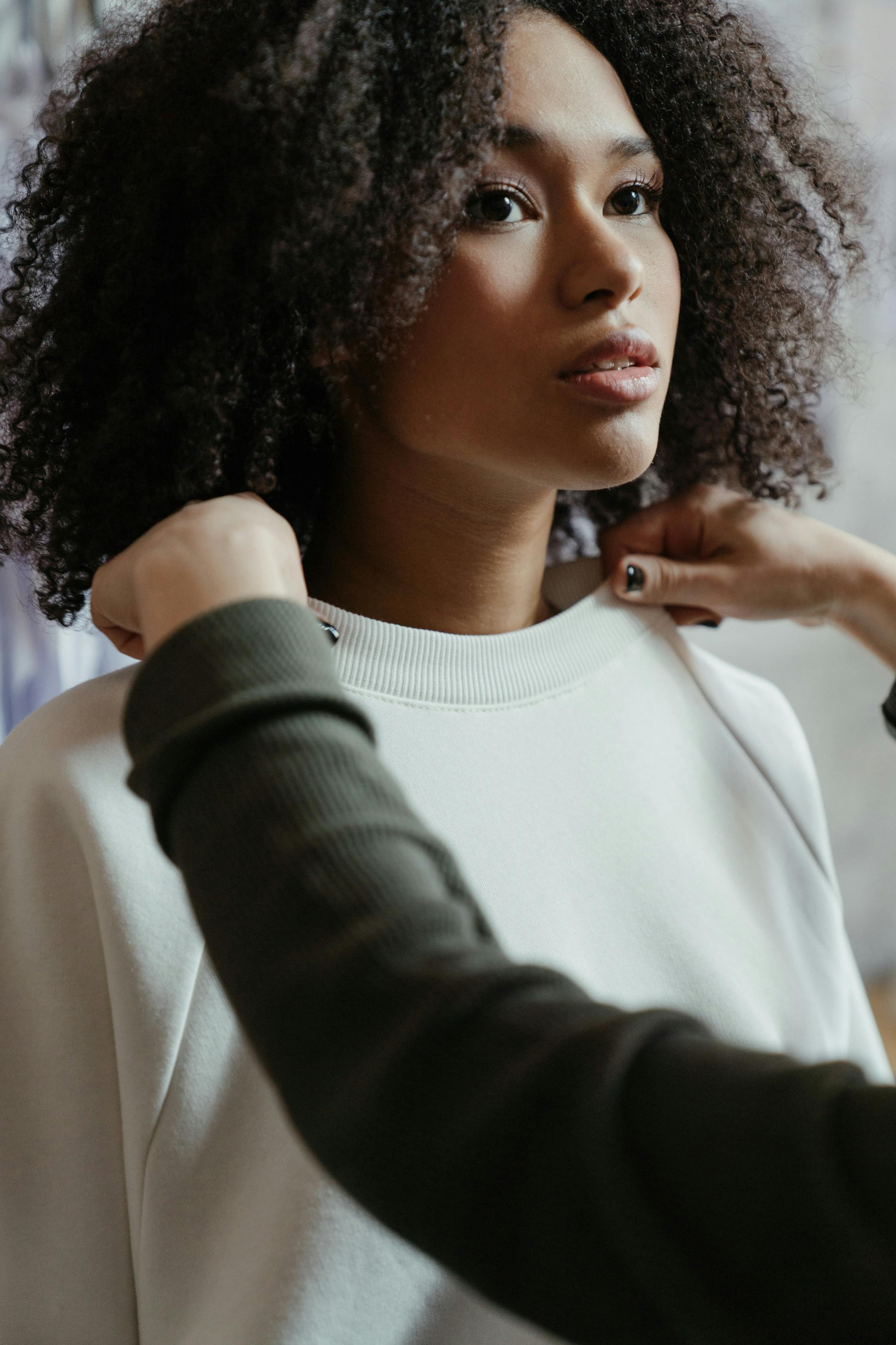 grátis Mulher Com Suéter Branco De Gola Alta Foto profissional