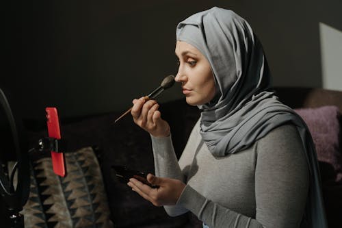 Mujer, En, Gris, Hijab, Tenencia, Negro, Cepillo