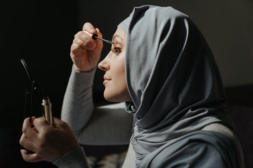 Vrouw In Grijze Hijab Met Pen