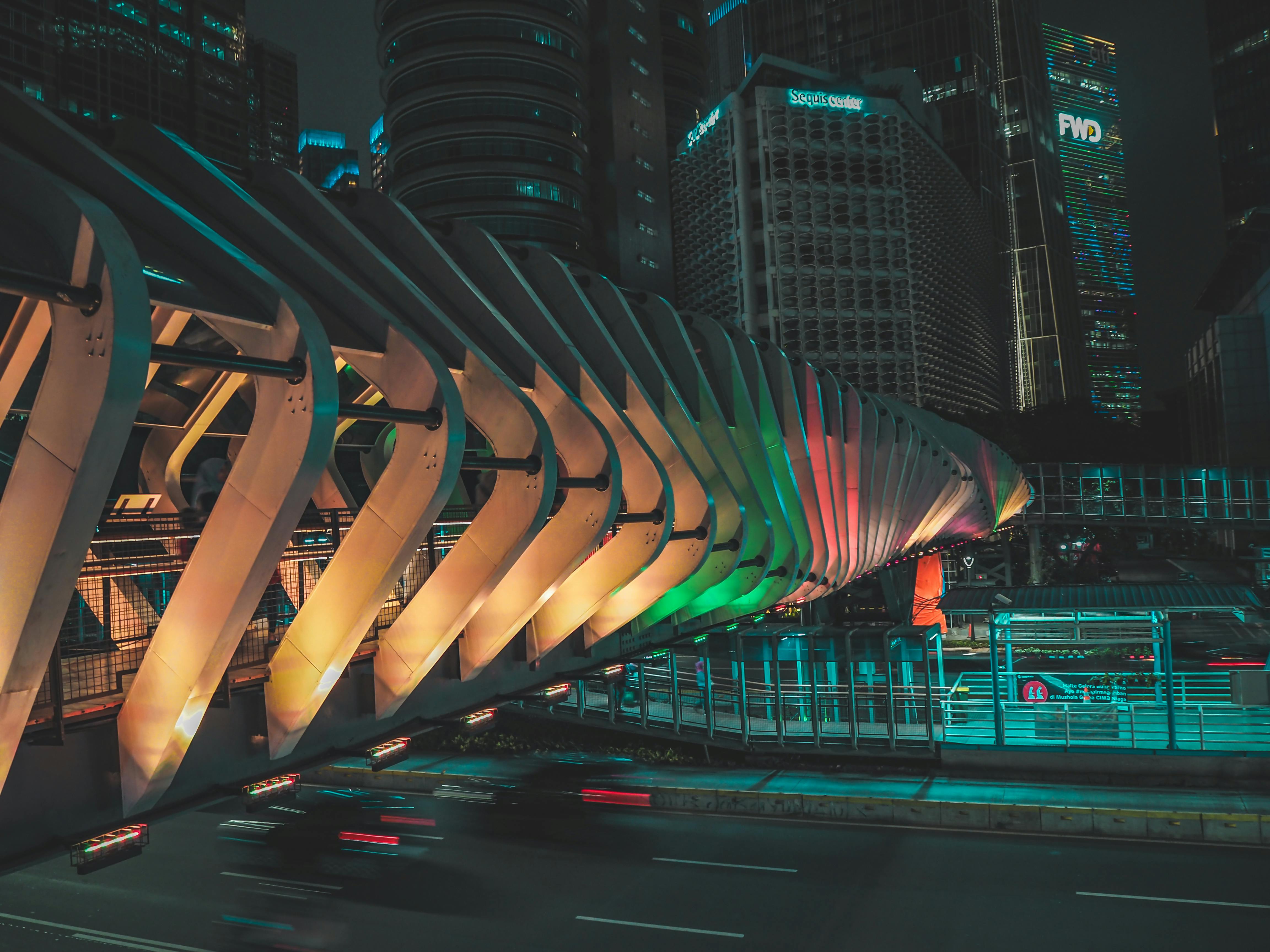 雅加达城市夜间，一座现代化桥梁的戏剧性景观