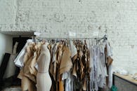 工业时尚工作室内部，各种缝纫图案和靠在砖墙上的人体模型随处可见