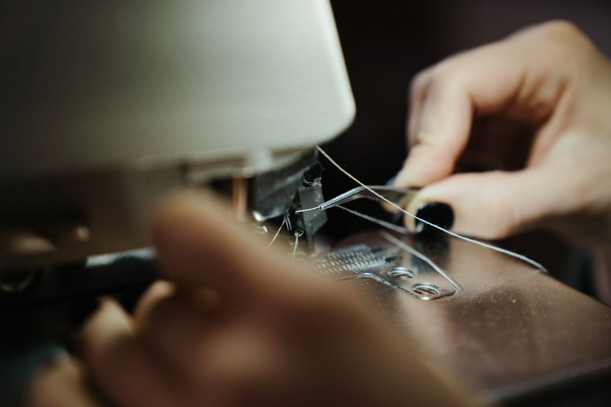 Machine à coudre mécanique et mallette d'accessoires