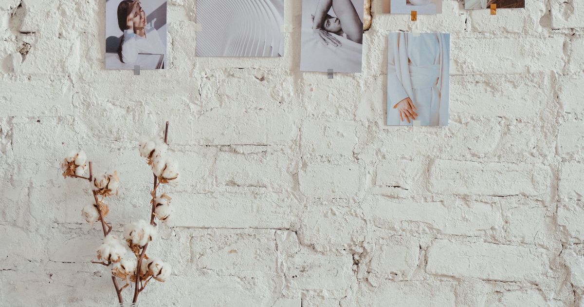 Un tableau d’inspiration avec des photos épinglées sur un mur clair