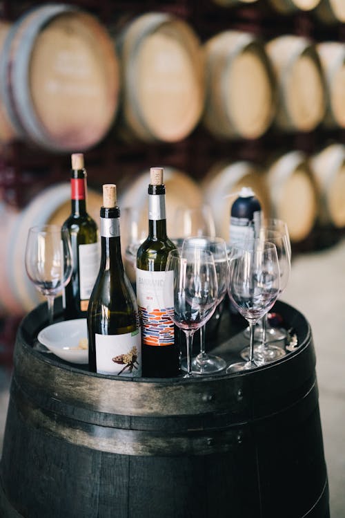 Bouteille De Vin Et Verre à Vin Sur Tonneau En Bois