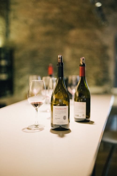 Základová fotografie zdarma na téma alkohol, bílý stůl, červené víno