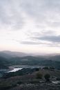 黄昏时分，多云天空下，山景宁静，湖泊也一片宁静
