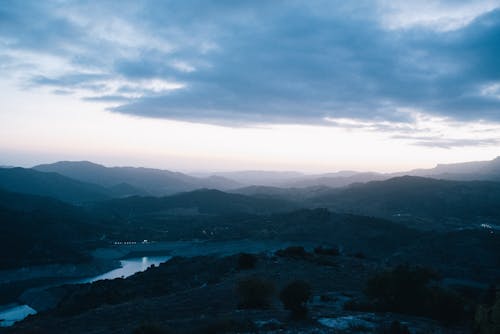 Vista Aérea De Montañas Y Cuerpo De Agua