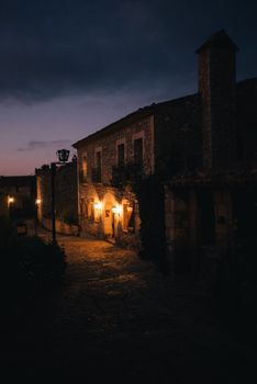宁静的夜晚，温暖的路灯照亮了古老的石头建筑