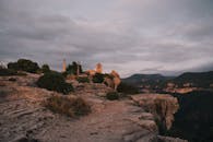 日落时分，悬崖边缘与乡村教堂交错的景色，天空格外壮观