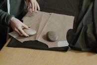 裁缝在车间里用纸质图案和石头制作衣服