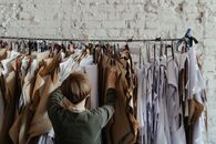 设计师在乡村墙壁上整理缝纫图案的后视图