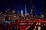 纽约市的夜景令人叹为观止，以天际线和标志性的布鲁克林大桥为特色，在鲜艳的色彩中熠熠生辉