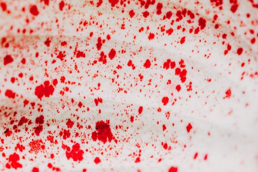 特写镜头中，鲜红色油漆飞溅在白色纹理背景上，非常适合创意项目