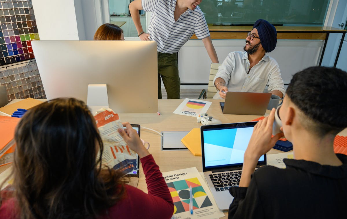 オフィスで複数人がパソコンを使って業務を進める法人向けイメージ